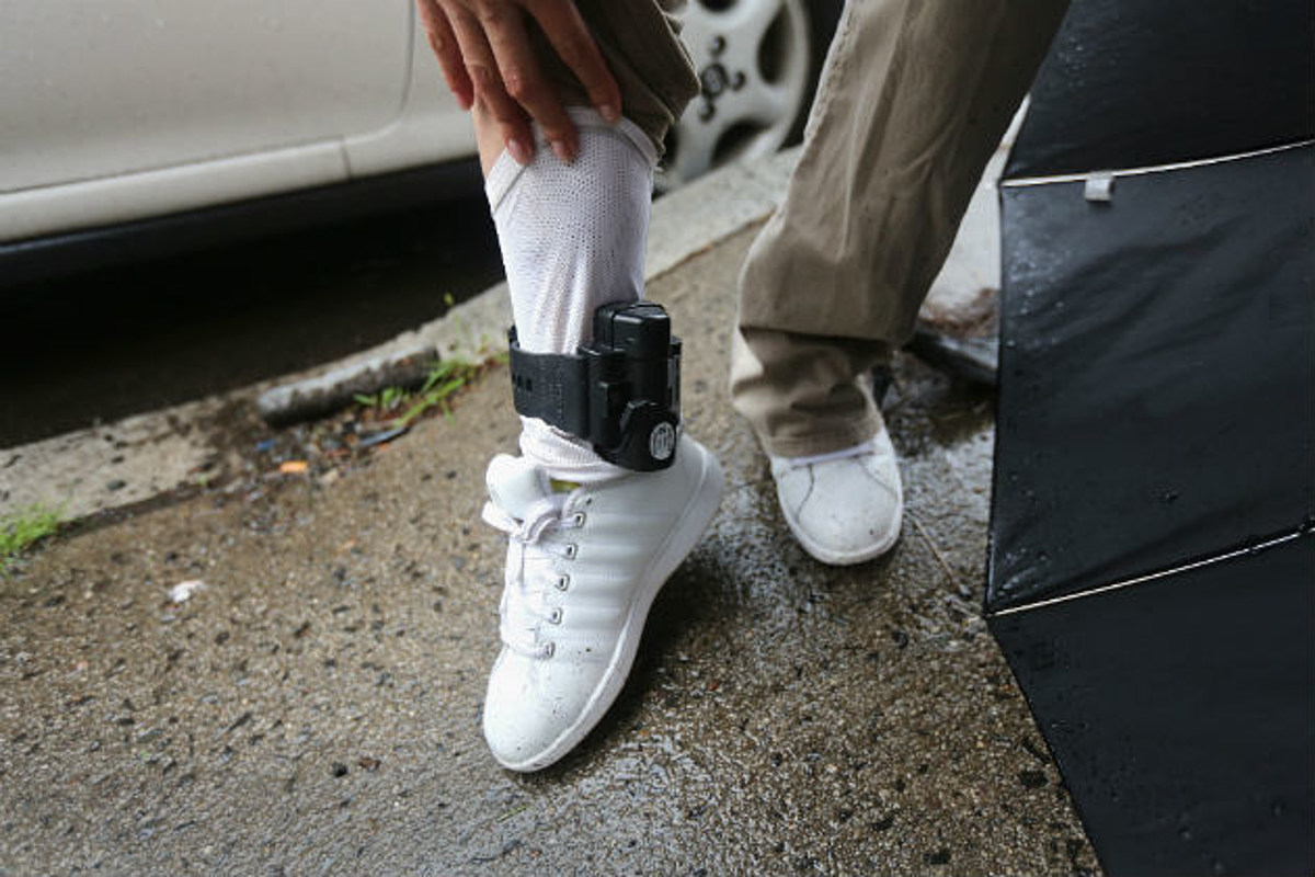 What is an electronic monitoring bracelet and how do they work? | Vancouver  Sun
